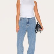 0e1eb3191f18f11aa7b16e2ea4d397db667670ce_CMM6720_1_prettylittlething_petite_light_blue_wash_long_leg_straight_jeans