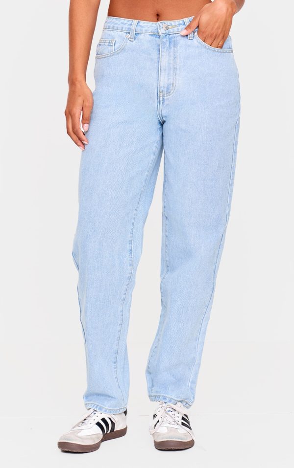 21af6b238a3cb0167fd6bc8f841fb1fb0ebd368e_CNL6139_2_prettylittlething_light_blue_wash_high_waist_mom_jeans