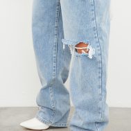 d2640efd05411b80fc47e101539b48bd9d9258c9_CMM4756_4_prettylittlething_light_blue_wash_open_knee_boyfriend_jeans