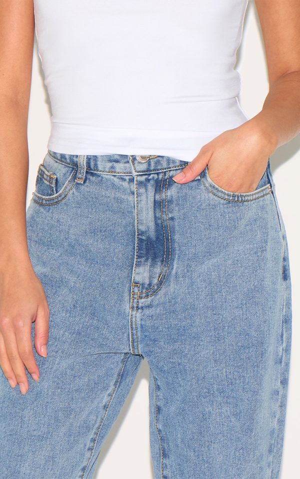 df7083e9893f31c7dbcb287cbffdd7ef71f1a82c_CMM6720_4_prettylittlething_petite_light_blue_wash_long_leg_straight_jeans